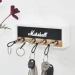 Portallaves amplificador Marshall con 4 entradas y llaveros, diseño rockero.