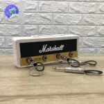 Portallaves de amplificador de guitarra Marshall JCM 800 con enchufes de entrada como llaveros.