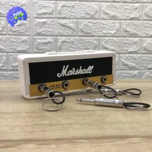 Portallaves de amplificador de guitarra Marshall JCM 800 con enchufes de entrada como llaveros.