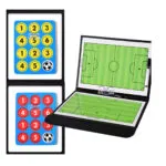 Tablero táctico de fútbol portátil con diseño de carpeta y fichas numéricas para entrenamiento.