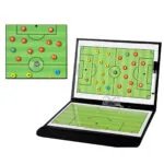 Tablero táctico de fútbol portátil, carpeta de entrenamiento con diseño de campo y fichas numéricas.