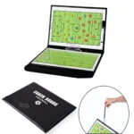 Tablero táctico de fútbol portátil en diseño de carpeta negra, ideal para entrenamientos.