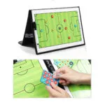 Tablero táctico de fútbol portátil en diseño de carpeta con fichas de jugadores numeradas y campo de juego.