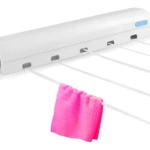 Tendedero plegable blanco de 5 cuerdas con toalla rosa colgando.