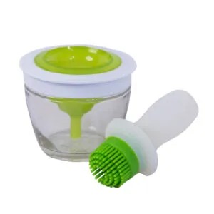 Brocha de silicona para alta temperatura con dispensador de vidrio verde y blanco.