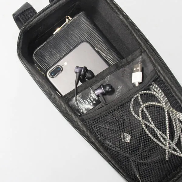 Maletín para patineta con celular, audífonos, cable USB y billetera.
