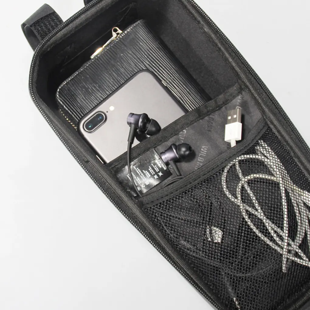 Maletín para patineta con celular, audífonos, cable USB y billetera.