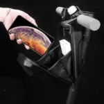 Maletín para patineta con compartimento para celular y cargador portátil.