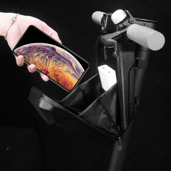 Maletín para patineta con compartimento para celular y cargador portátil.