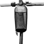 Maletín para patineta con rejilla y detalles de gota de agua, montado en el manillar.