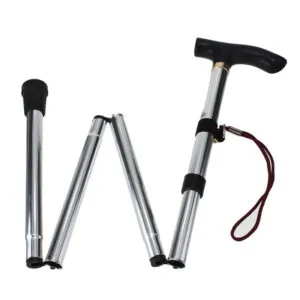 Bastón plegable portable plateado con empuñadura negra y correa roja.