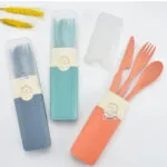 Juego de cubiertos viajeros de bambú con estuche azul, verde y naranja, ideal para camping.