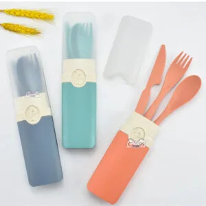 Juego de cubiertos viajeros de bambú con estuche azul, verde y naranja, ideal para camping.