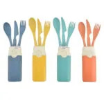 Juego de cubiertos viajeros azules, amarillos, turquesa y naranja con estuche.