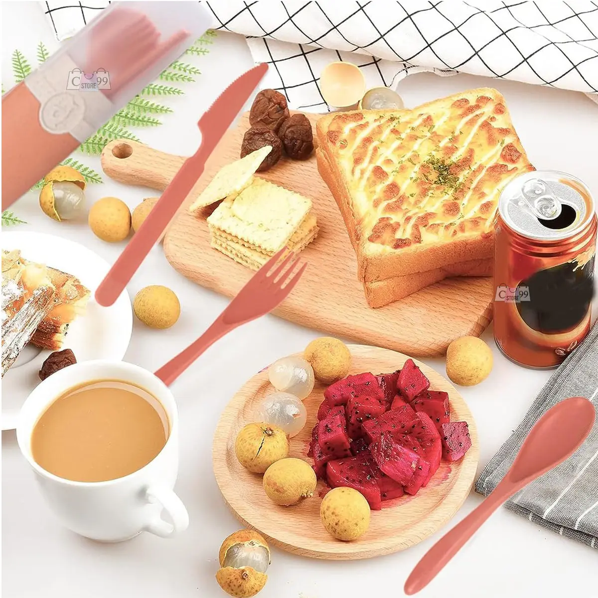 Juego de cubiertos viajeros con estuche, pan tostado, frutas y lata de refresco para un picnic.