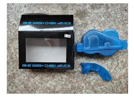 Kit de limpieza para cadena de bicicleta: dispositivo azul con caja negra y ventana transparente.