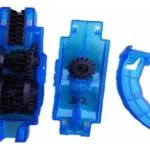 Kit de limpieza para cadena de bicicleta, con cepillos internos y mango de agarre azul.