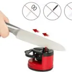 Afilador de cuchillos con ventosa afilando un cuchillo de chef, no usar con tijeras o cuchillos serrados.