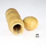 Pimentero de madera con molinillo, tapa redonda y eje metálico.