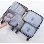 Organizador de maleta con 6 bolsos de viaje grises, ideal para ropa y accesorios.
