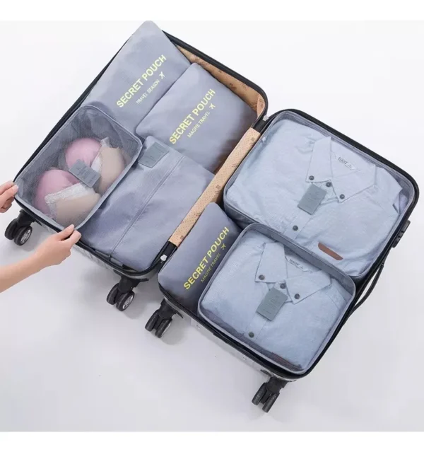 Organizador de maleta con 6 bolsos de viaje grises, ideal para ropa y accesorios.