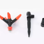 Aspersor de jardín 360° con estaca y conector, ideal para riego.