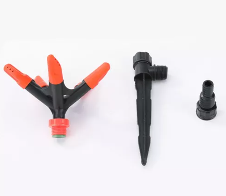 Aspersor de jardín 360° con estaca y conector, ideal para riego.