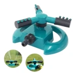 Aspersor de riego 360° automático para jardín con manguera conectada en césped verde.