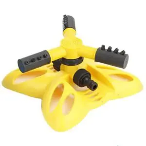 Aspersor de jardín amarillo con rotación 360° automático para riego eficiente.