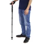 Bastón de trekking senderismo con linterna LED ajustable, ideal para caminatas.