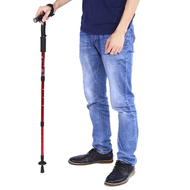 Bastón de trekking ajustable con linterna LED, ideal para senderismo y actividades al aire libre.