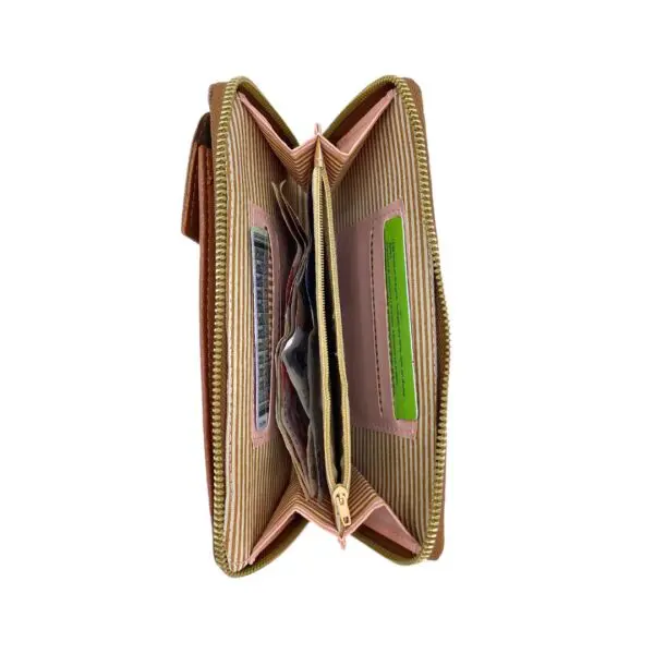 Bolso de lujo café porta celular multifunción abierto con billetes y tarjetas.