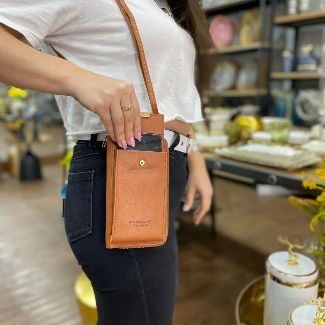 Bolso de lujo porta celular de cuero marrón con correa cruzada.