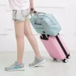 Maleta plegable impermeable azul, bolso de mano ligero, para viaje, tirando de maleta rosa.