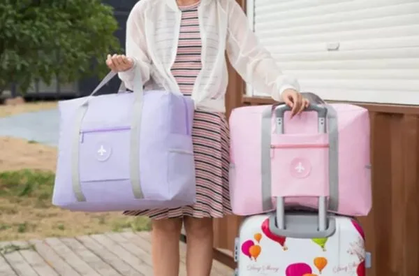 Maleta de viaje plegable impermeable rosa y lila, bolso de mano compacto y ligero.