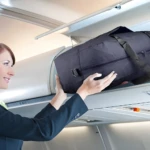 Maleta plegable de viaje impermeable para equipaje de mano compacta y ligera en compartimento superior de avión.