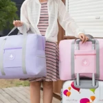 Maleta plegable de viaje impermeable, bolso de mano ligero y compacto color lila y rosa.