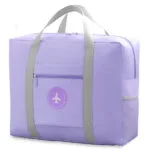 Maleta de viaje plegable morada, impermeable, con estampado de avión y asas grises.