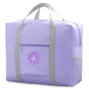 Maleta de viaje plegable morada, impermeable, con estampado de avión y asas grises.