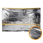 Manta térmica de emergencia plateada con líneas amarillas, ideal para camping y refugio.