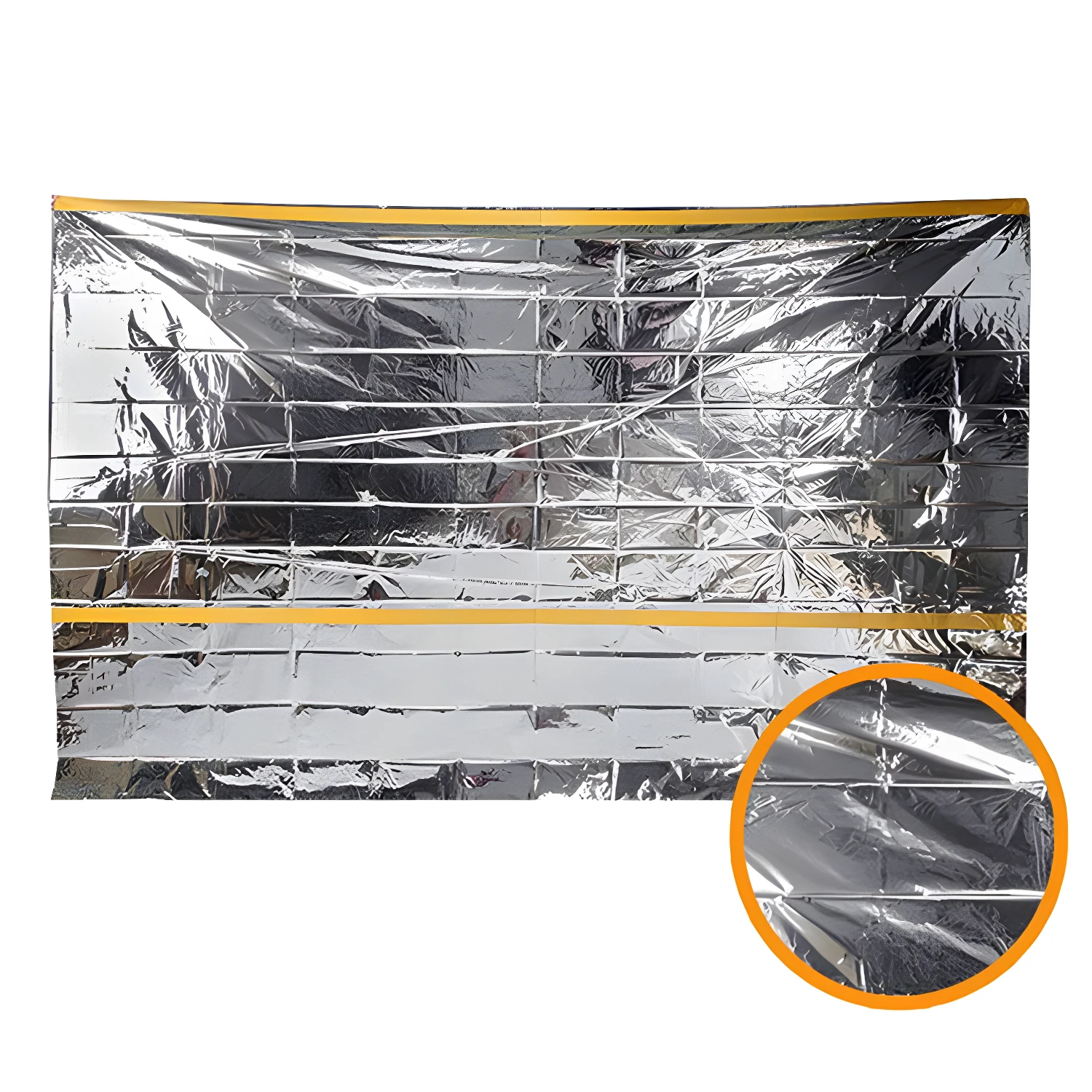 Manta térmica de emergencia plateada con líneas amarillas, ideal para camping y refugio.