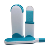 Cepillo removedor de pelos y motas blanco y turquesa, ideal para ropa y muebles.