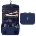 Cosmetiquera organizadora de viajes colgante azul con compartimentos y estuches de maquillaje.