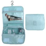Cosmetiquera organizador de viajes azul con compartimentos, pinceles y productos.