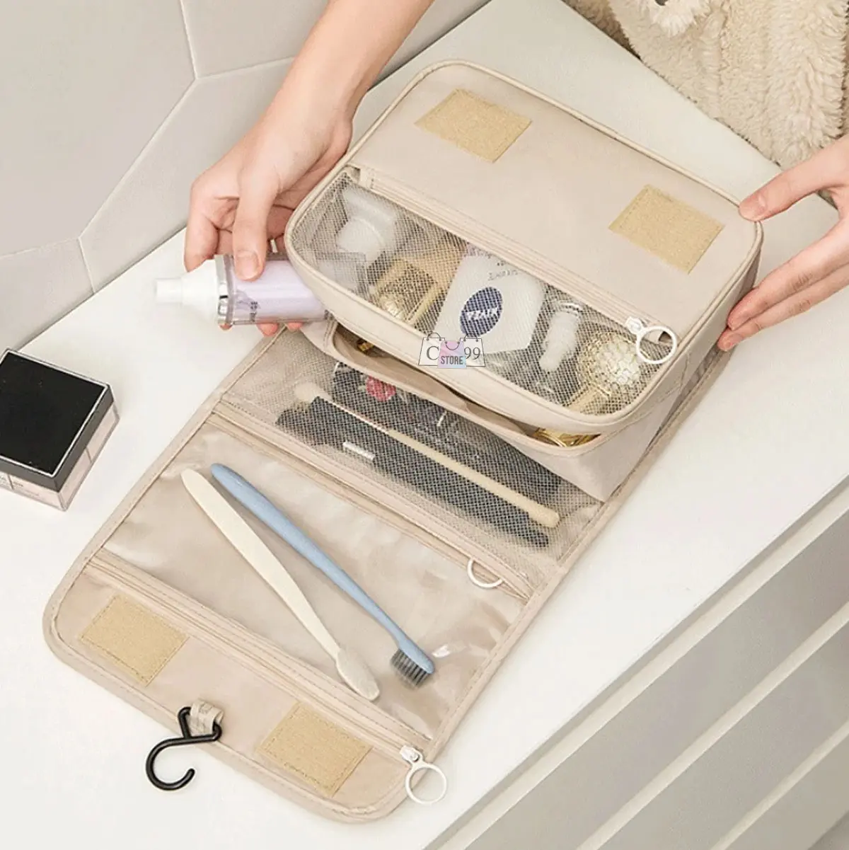 Cosmetiquera organizador de viajes con bolsillos transparentes y artículos de tocador.