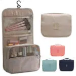 Cosmetiquera colgante beige con múltiples compartimentos y tres bolsos organizadores pequeños de viaje en coral, aguamarina…