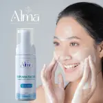 Espuma facial Alma con extracto de avena y ácido hialurónico, aplicada por mujer.
