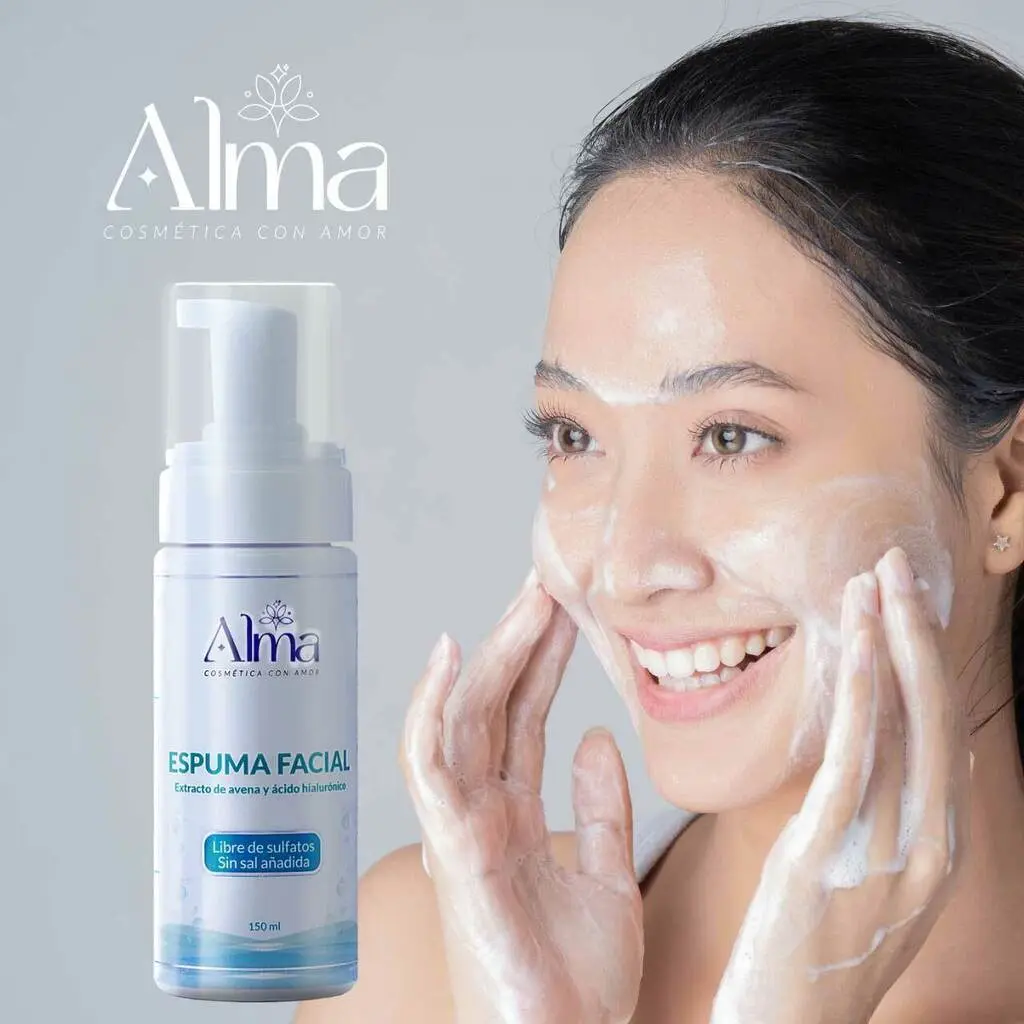 Espuma facial Alma con extracto de avena y ácido hialurónico, aplicada por mujer.
