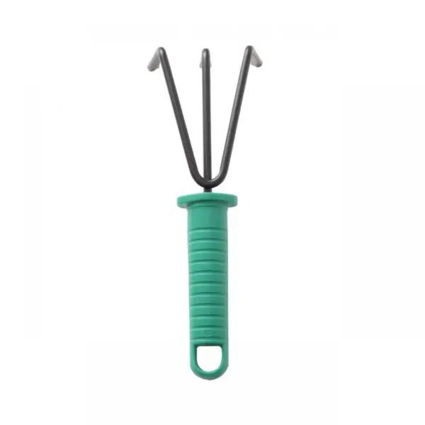 Mini rastrillo verde con tres dientes de metal para jardinería.