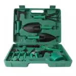 Kit de jardinería con 10 piezas: pala, rastrillo, tijeras, pulverizador y más en estuche verde.